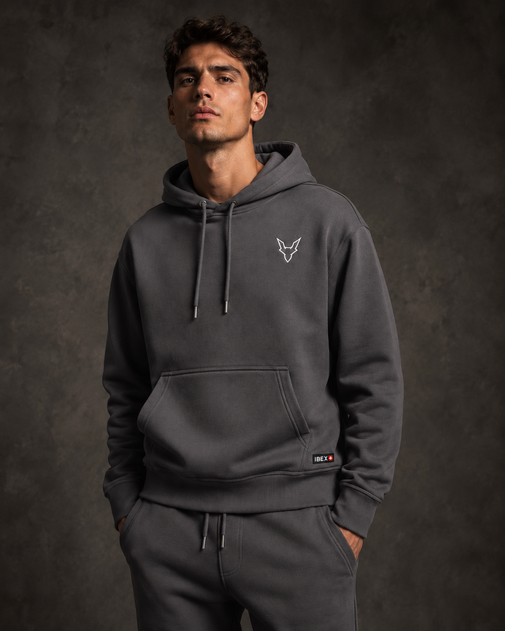IBEX Signature Smoke Grey Hoodie porté par un modèle