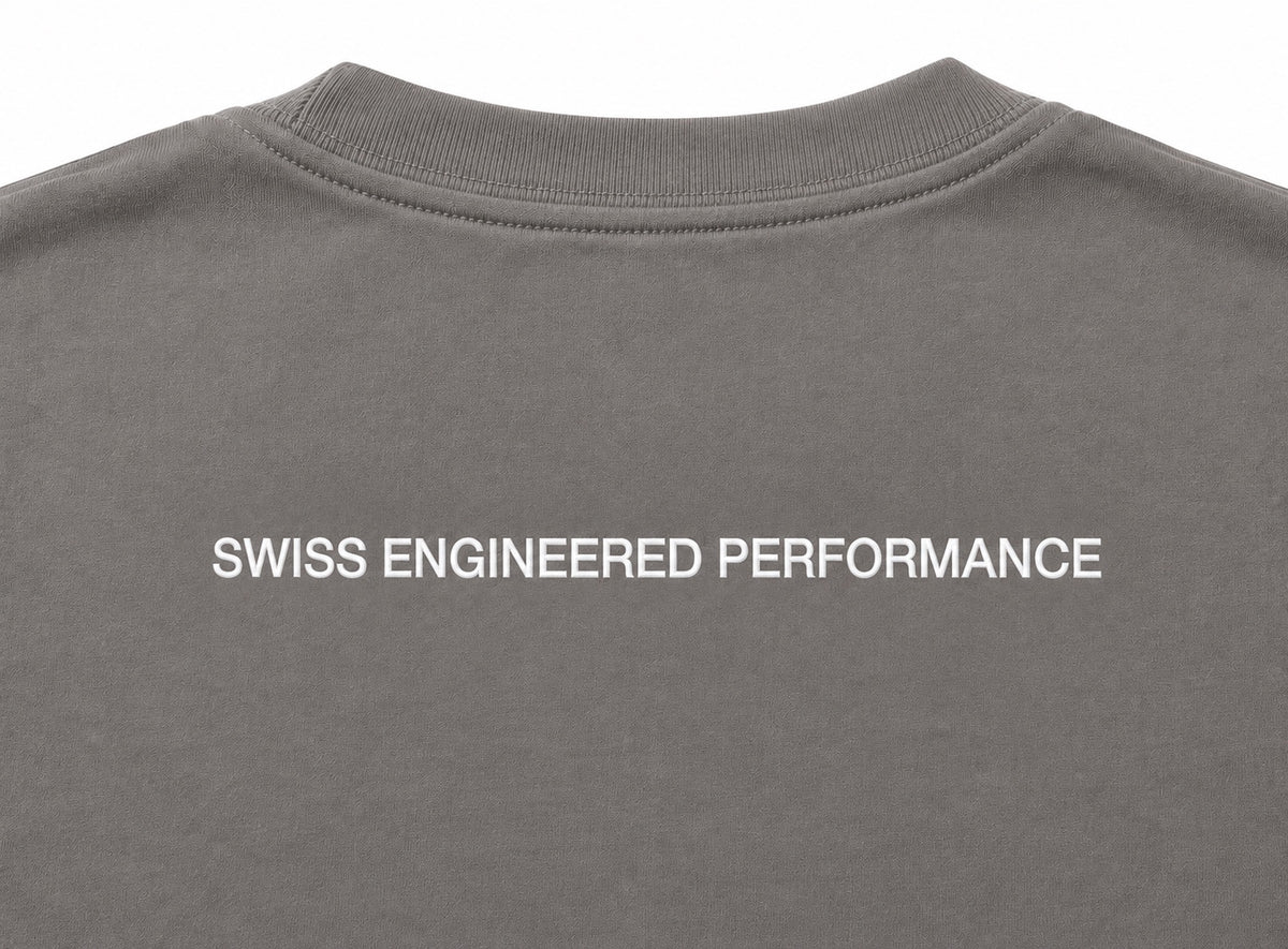 Détail du texte Swiss Engineered Performance au dos du T-Shirt Smoke Grey