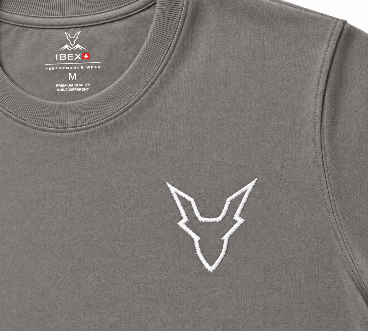 Détail du logo brodé blanc IBEX sur le T-Shirt Smoke Grey